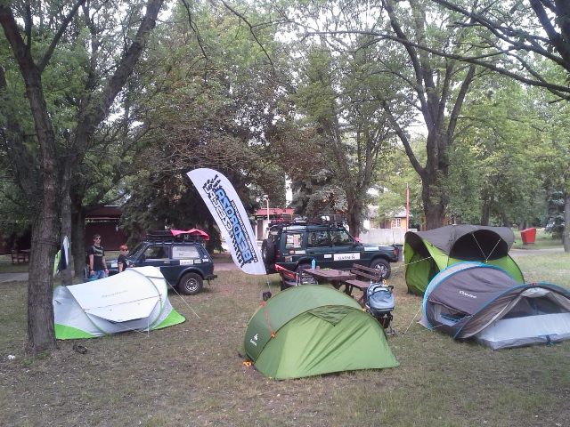 Treningowe rozkładanie namiotów na campingu
