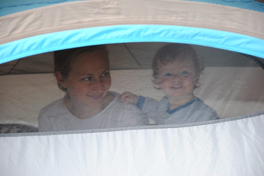 Spanie w namiocie to przygoda dla małego dziecka
